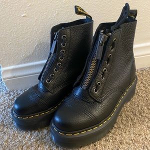 Like NEW Doc Martens Sinclairs 6 (fits 7)